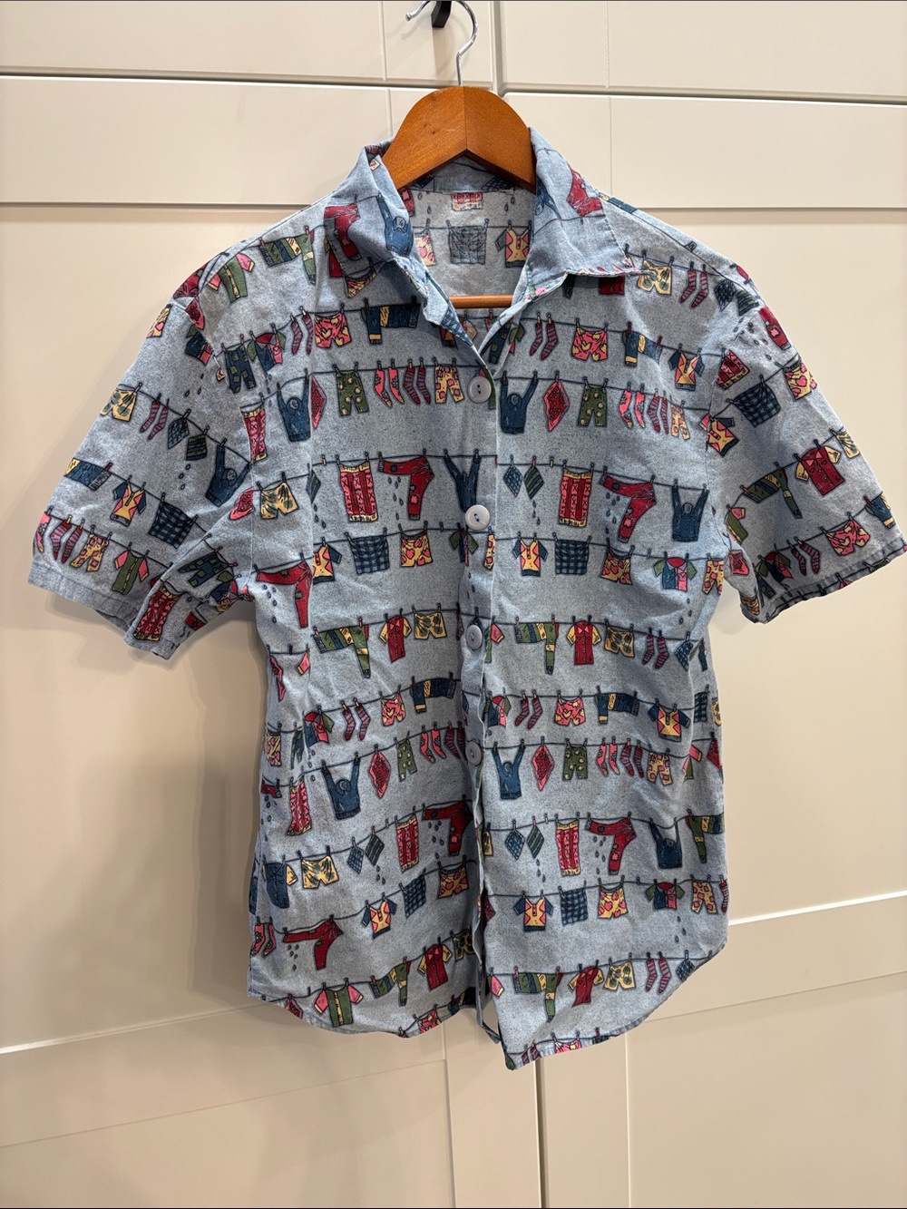 Casual Short-Sleeve Shirt in Light Blue with Laundry Line Print